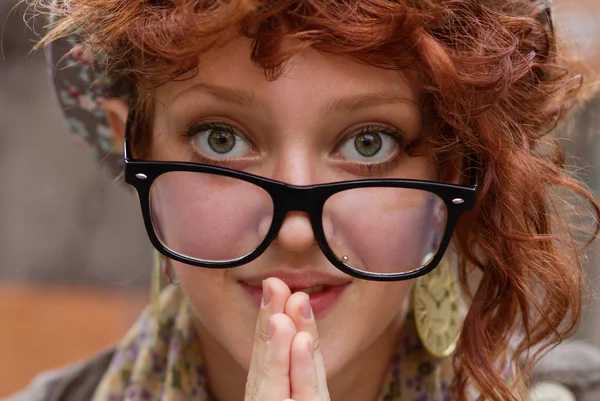 Grappige hipster meisje in eyeglasess — Stockfoto