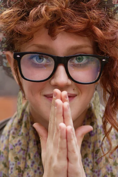 Retrato de uma menina hipster sorridente — Fotografia de Stock