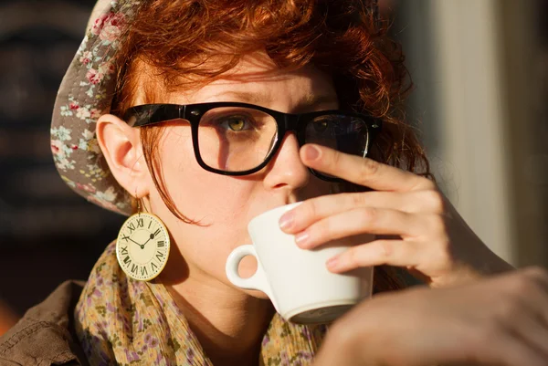 Hipster-Mädchen trinkt Kaffee bei Sonnenuntergang — Stockfoto