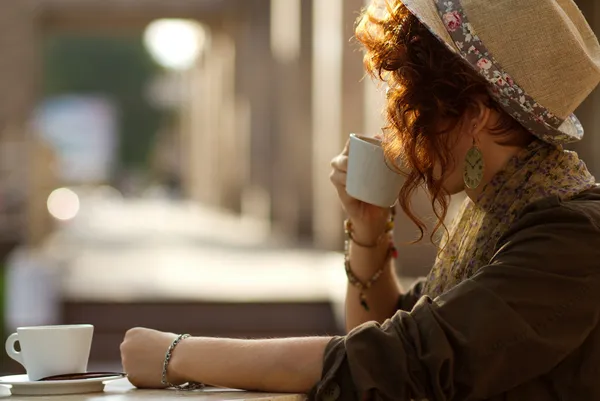Elegáns hölgy iszik kávét a szabadban — Stock Fotó