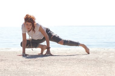 Genç balerin kumsalda dans