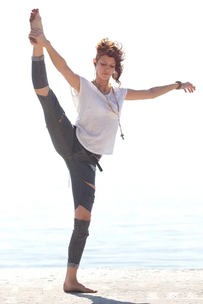 Jonge balerina dansen op het strand — Stockfoto