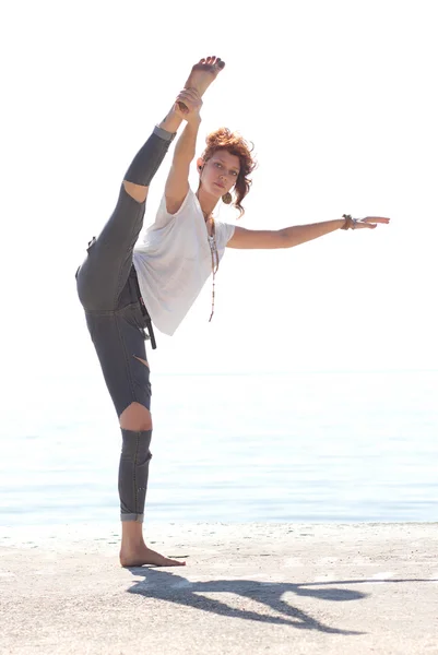 Молодая балерина танцует на пляже — стоковое фото