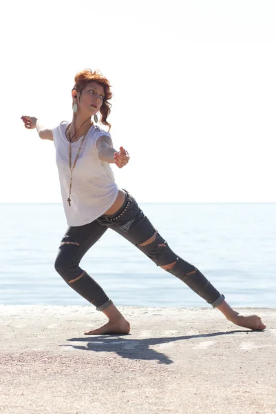 Junge Balerina tanzt am Strand — Stockfoto