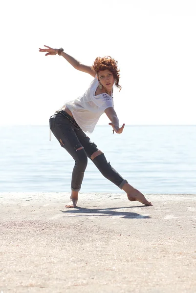 Jeune balerina dansant sur la plage — Photo