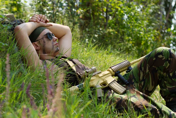 El soldado descansa cuando termina la batalla. — Foto de Stock