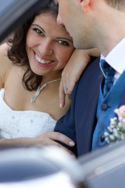 cabrio içinde mutlu yeni evliler