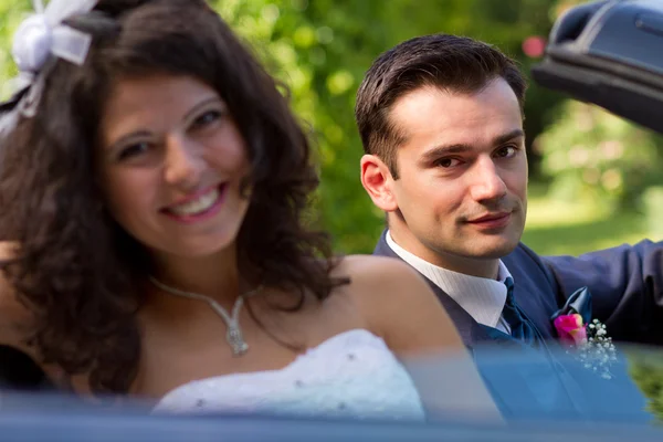 Glückliches Brautpaar im Cabrio — Stockfoto