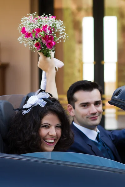 Boldog ifjú házasok városban cabrio — Stock Fotó