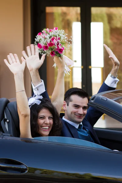 Glückliches Brautpaar im Cabrio — Stockfoto