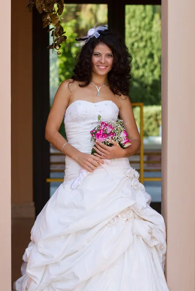 Happy young bride with bouquet — Stock Photo, Image