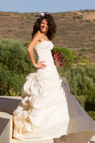 Feliz joven novia en vestido — Foto de Stock