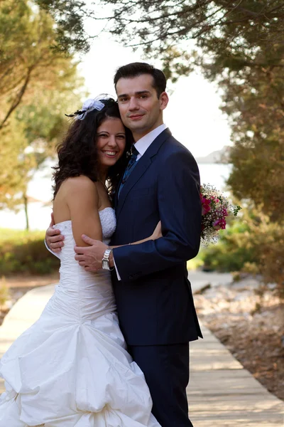 Glückliches junges Paar nach der Hochzeit — Stockfoto