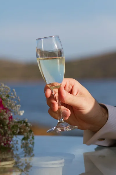 Man hålla glaset med champagne — Stockfoto