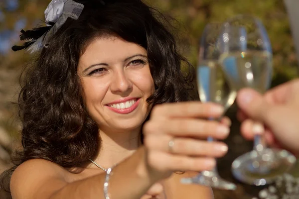 Jong koppel verhogen bruiloft toast — Stockfoto
