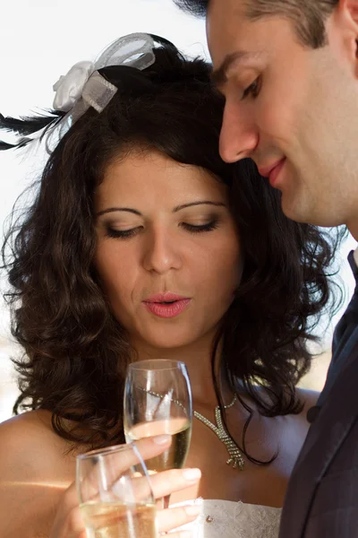 若いカップルの結婚式の乾杯を上げる — ストック写真