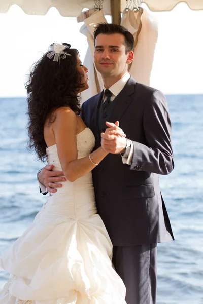 Casal dançando a dança do casamento — Fotografia de Stock