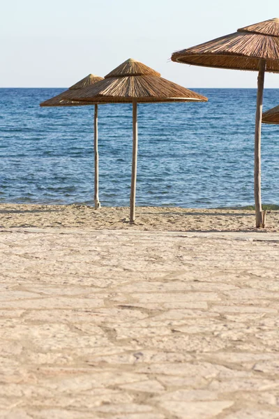 Parasole na plaży — Zdjęcie stockowe