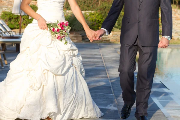Düğün töreni sonrası yürüme Çift — Stok fotoğraf