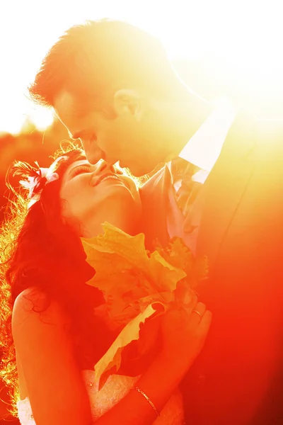 炫彩日落时亲吻的年轻夫妇 — 图库照片