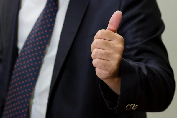 Бизнесмен показывает большой палец вверх — стоковое фото