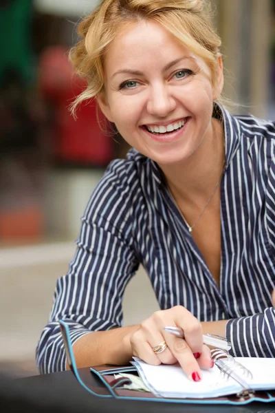 Zakenvrouw op zakenlunch — Stockfoto