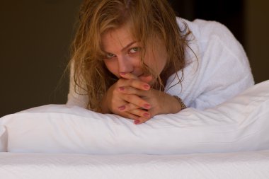 bornoz gülümseyen sarışın kız