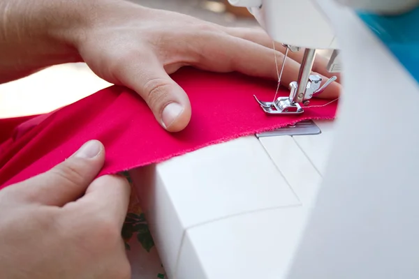 Handen van kleermaker naaien kleren — Stockfoto