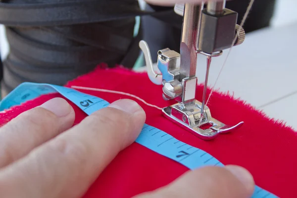 Handen van kleermaker naaien kleren — Stockfoto