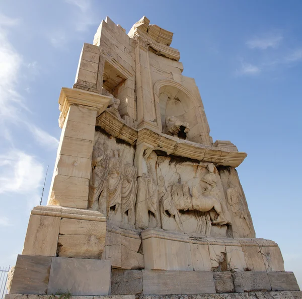 Acropolis yakınındaki philopappos Anıtı — Stok fotoğraf