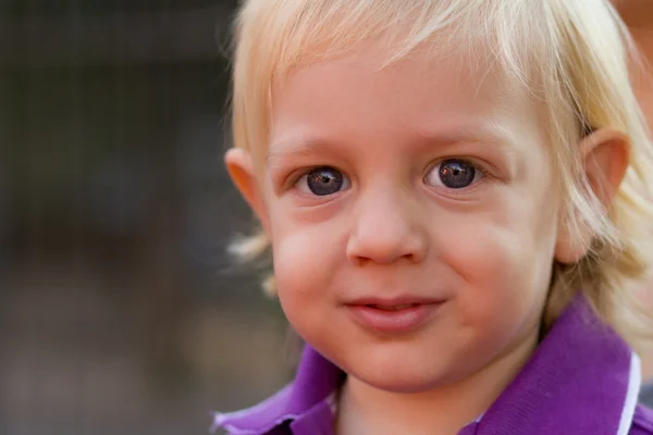 Retrato de menino loiro bonito — Fotografia de Stock