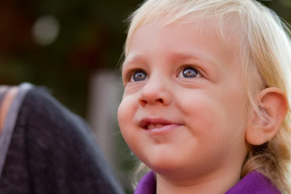 Porträt des niedlichen blonden Jungen — Stockfoto