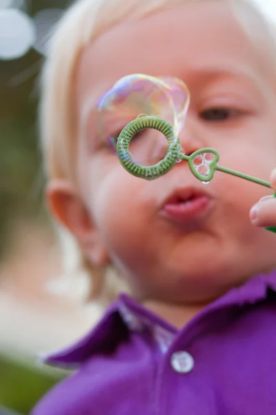 Aranyos szőke fiú fúj buborékok — Stock Fotó
