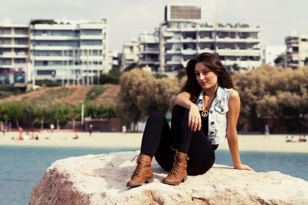 Chica joven en el mar Mediterráneo —  Fotos de Stock