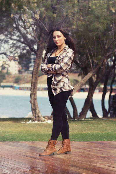 Vacker ung grekisk flicka i park — Stockfoto