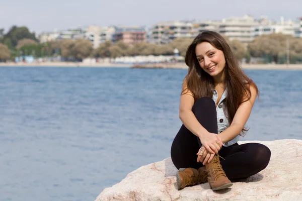 Девушка из Греции, позирующая в море — стоковое фото