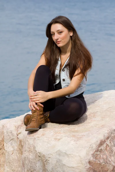 Güzellik Yunan kız denizde poz