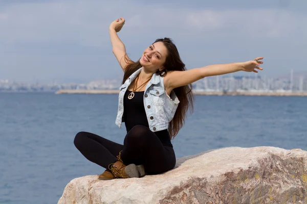 Belleza griega chica posando en el mar —  Fotos de Stock