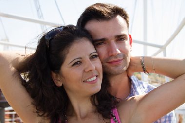 mutlu bir şekilde kucaklayan genç Çift