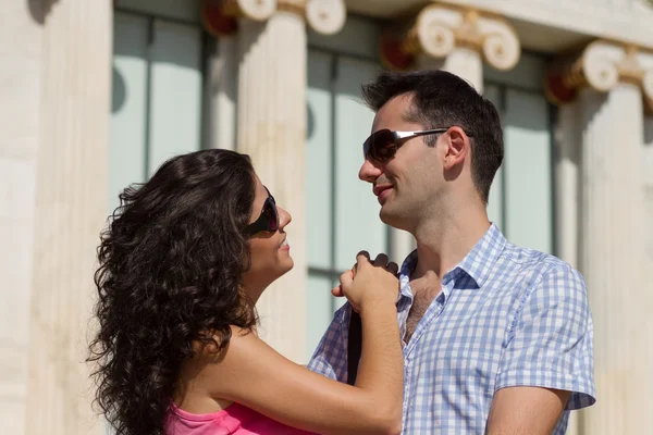 Couple do sightseeing in Athens — Stock Photo, Image