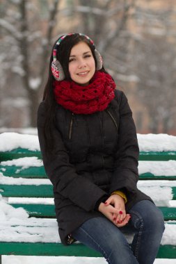 kar üzerinde şirin esmer kız