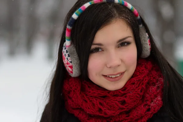 Menina em tampões de ouvido ao ar livre no inverno — Fotografia de Stock