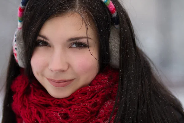 Flicka i öronproppar utomhus på vintern — Stockfoto