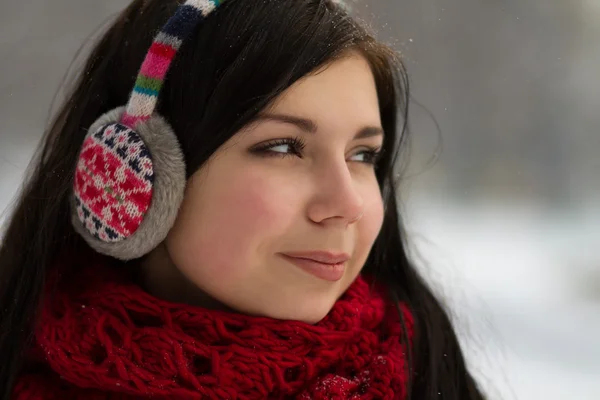 Fille dans les bouchons d'oreille à l'extérieur en hiver — Photo