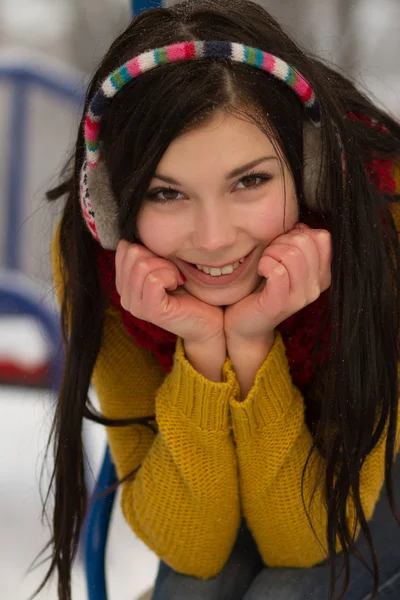 Leuk meisje op speelplaats in de winter — Stockfoto