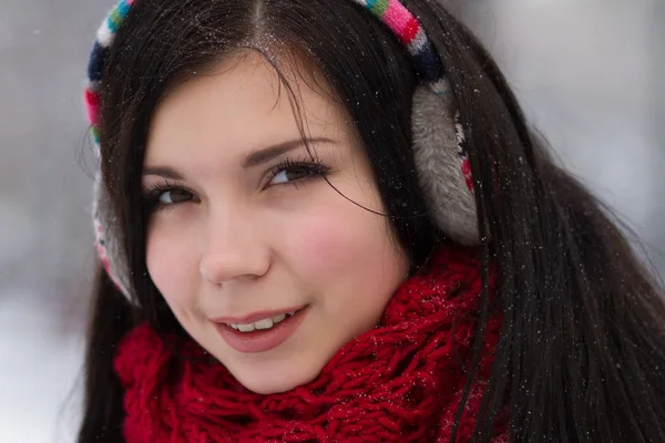 Meisje in oordoppen buiten in de winter Rechtenvrije Stockfoto's
