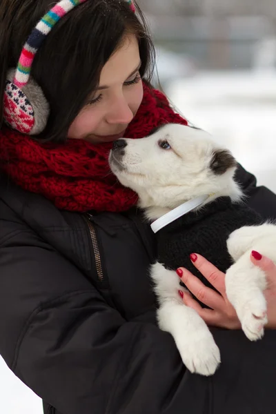 Kışın açık havada bir köpek yavrusu ile kız — Stok fotoğraf