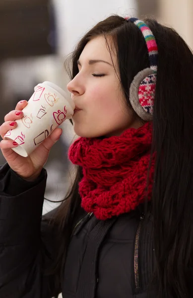 Gril drinking coffee in iwinter — Stock Photo, Image