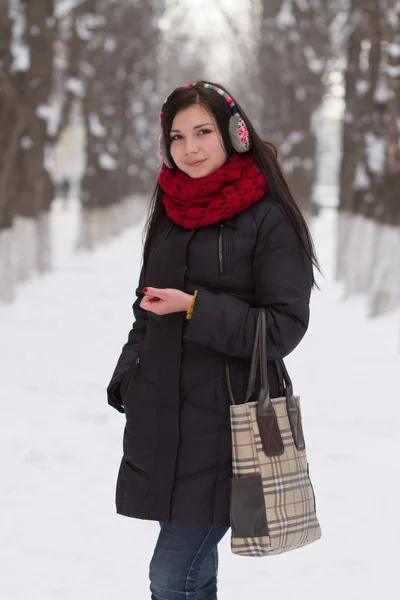 Menina andando ao ar livre no inverno — Fotografia de Stock