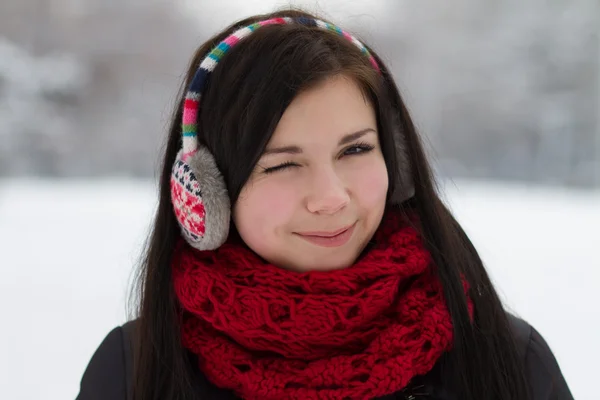 Winking girl dans les bouchons d'oreille — Photo